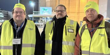 Teollisuusliiton varapuheenjohtaja Turja Lehtonen (keskellä), työsuojeluvaltuutettu Markku Kyröläinen ja pääluottamusmies Reijo Sallinen olivat vahdissa Helsingin telakalla joulukuun lakkopäivänä.
