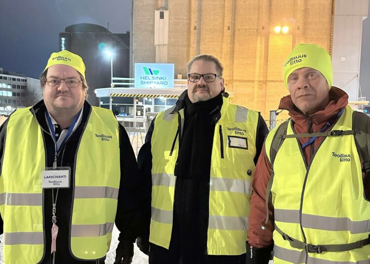 Teollisuusliiton varapuheenjohtaja Turja Lehtonen (keskellä), työsuojeluvaltuutettu Markku Kyröläinen ja pääluottamusmies Reijo Sallinen olivat vahdissa Helsingin telakalla joulukuun lakkopäivänä.