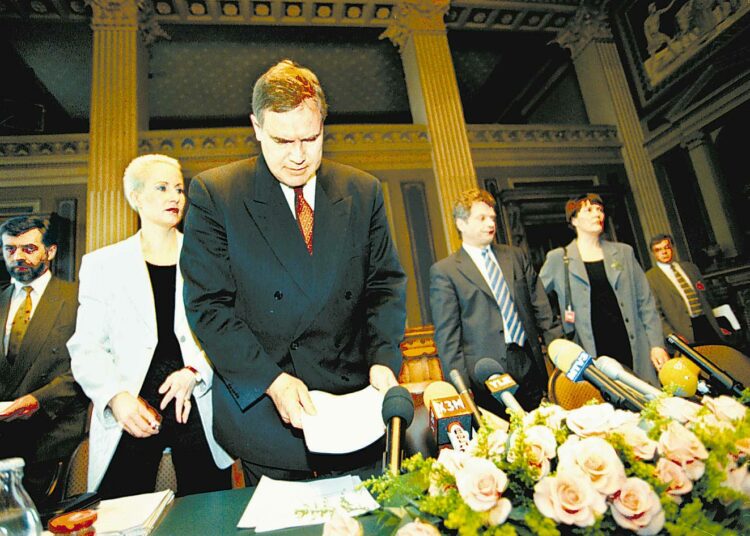 Paavo Lipposen toisen hallituksen puheenjohtajat ohjelmaneuvotteluissa huhtikuussa 1999.