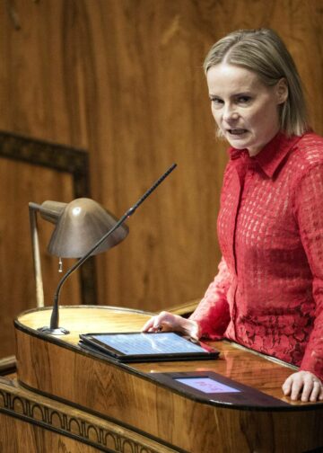 Riikka Purran ja muiden perussuomalaisten mukaan perussyy taloustilanteelle on liian suuri sosiaalivaltio.