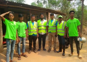 Bangladeshin Inanin metsäalueen norsujen torjuntaryhmän jäseniä.