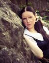 Alma Tuuva on taiteilija, joka tunnetaan erityisesti Pikakahvimemegirl-tilistään Instagramissa.
