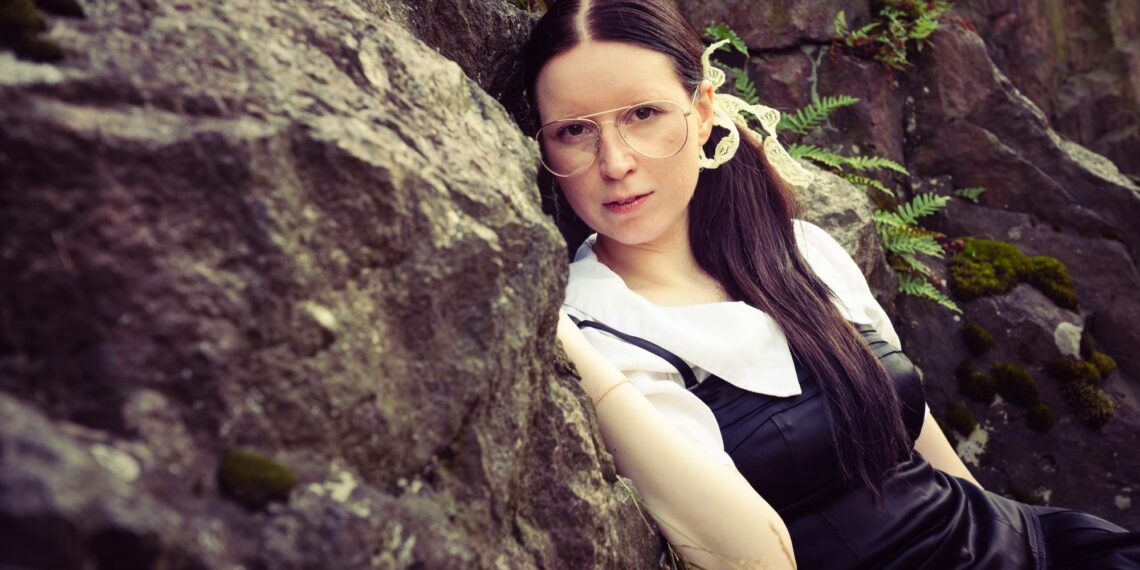 Alma Tuuva on taiteilija, joka tunnetaan erityisesti Pikakahvimemegirl-tilistään Instagramissa.
