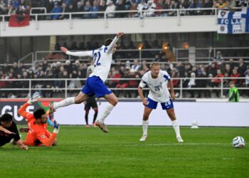 Albanian maalivahti Etrit Berisha ajettiin ulos ottelun ensimmäisellä puoliajalla taklauksesta kohti Daniel Håkansia.