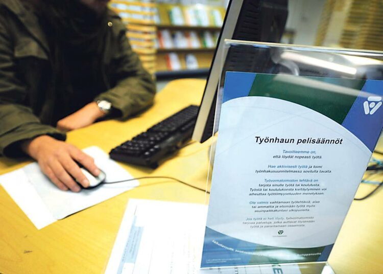 Palkansaajien tutkimuslaitos ennustaa Suomen talouden painuvan tänä vuonna jyrkkään taantumaan.  Kuva työvoimatoimistosta Helsingistä.