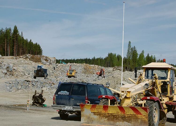 Nelostien oikaisutyöt ovat täydessä käynnissä Jyväskylän eteläpuolella Toivakan Viisarinmäessä.