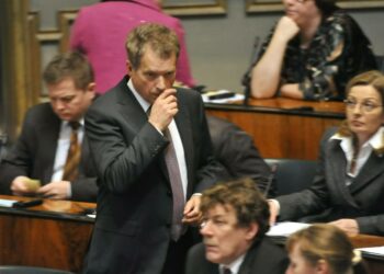 Sauli Niinistö valittiin puhemieheksi äänestyksen ensimmäisellä kierroksella vain 89 äänellä.