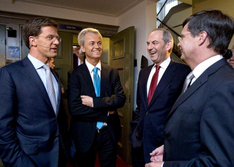 Hollannin suurimpien puolueiden johtajia ennen vaalikeskustelua pari viikkoa sitten: todennäköinen tuleva pääministeri Mark Rutte VVD:stä, äärioikeiston Vapauspuolueen Geert Wilders, sosiaalidemokraattien Job Cohen sekä vaaleissa rankan tappion kärsineiden kristillisdemokraattien Jan Peter Balkenende.