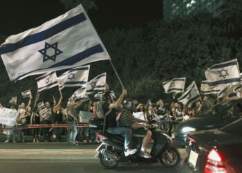 Israelilaisia mielenosoittajia Turkin lähetystön edustalla Tel Avivissa kesäkuun alussa.