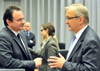 Torstaina ECOFIN-neuvoston kokouksessa keskustelivat Kreikan talousministeri Papaconstantinou ja EU:n talouskomissaari Olli Rehn.