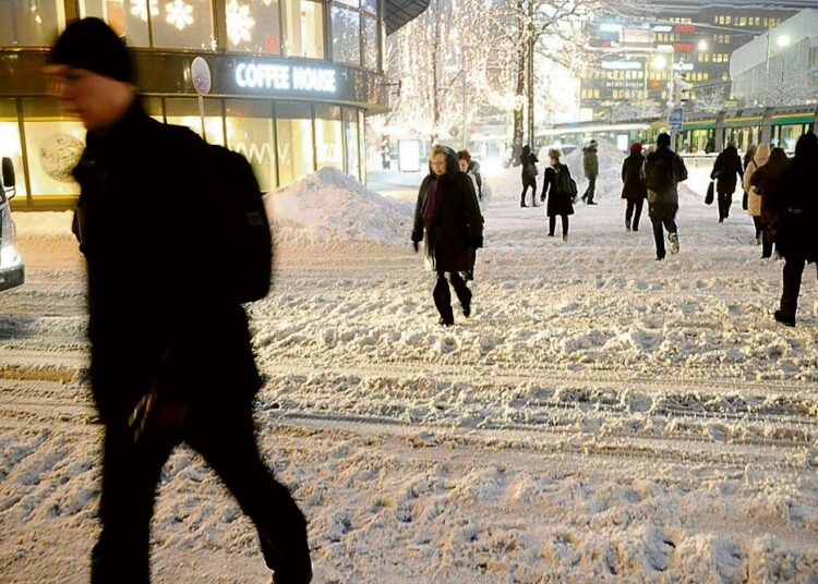 Perustulo on herättänyt keskustelua. Kuvassa työmatkalaiset kävelevät Helsingin keskustassa joulukuun alussa.