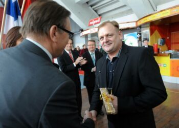 SAK:n Matti Huutola onnittelemassa TUL:n vuoden valmentajana palkittua Jukka Pikkaraista.