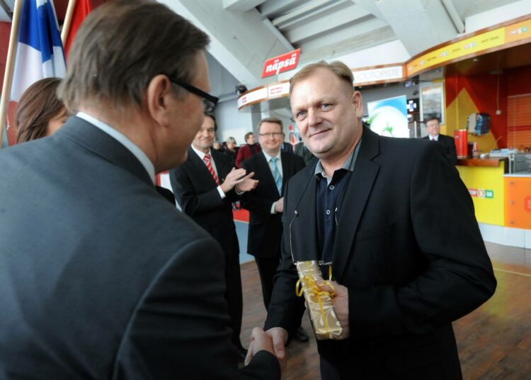 SAK:n Matti Huutola onnittelemassa TUL:n vuoden valmentajana palkittua Jukka Pikkaraista.
