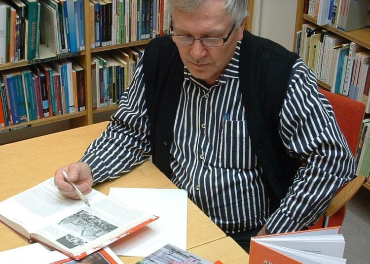 Useita historiikkeja julkaissut Keijo Martikainen palkittiin vuoden työväentutkimuksen tekijänä.