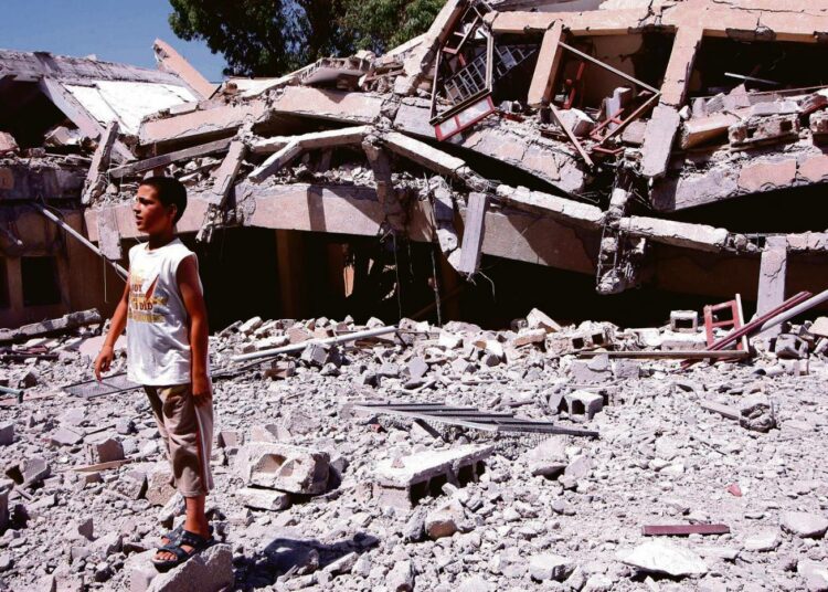Libyalainen poika katseli Naton ilmaiskussa tuhotun koulun raunioita Zlitenissä. Naton pommituksissa Libyassa on kuollut yli tuhat siviiliä. Libyalaisjoukkojen välisissä taisteluissa on menehtynyt yli kymmenen tuhatta ihmistä, joista lähes puolet siviilejä.