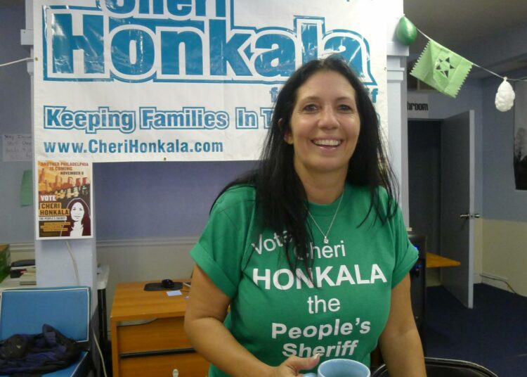 Cheri Honkala hengähtää kampanjatoimistossaan lauantain Vallatkaa Philly -marssin jälkeen.
