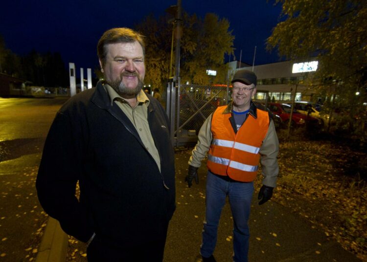 – Tietysti aina enemmän pitäisi saada, mutta nyt päästiin aika lähelle Metallin kuuden prosentin tavoitetta, sanoo teknologiateollisuuden palkkasovusta Metalli 49:n puheenjohtaja sekä Sandvikin työntekijöiden pääluottamusmies Antero Palomäki (vas.). Oikealla Pro-toimihenkilöiden luottamusmies Jyrki Manninen.