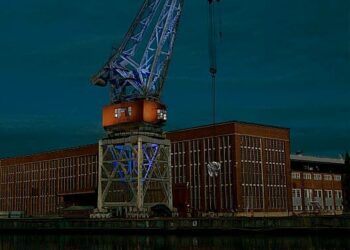 Aurajoen suun vanhaan telakkanosturiin tuleva Tarja Ervastin taideteos Mater marinum paljastetaan lauantaina 17.12.