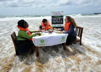 Kehitysjärjestö Oxfamin protesti Durbanin hiekkarannalla ilmastokokouksen aikana.