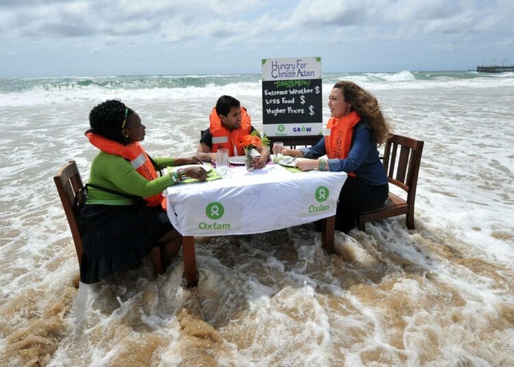 Kehitysjärjestö Oxfamin protesti Durbanin hiekkarannalla ilmastokokouksen aikana.