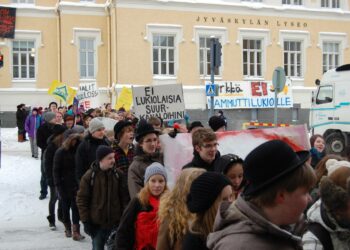 Edellisenkerran Jyväskylän jättilukiota vastustettiin mielenosoituksessa 16. tammikuuta.