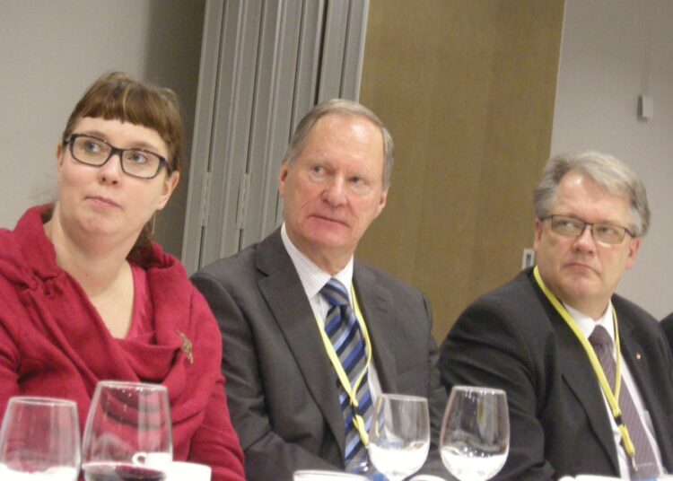Liikenneministeri Merja Kyllönen keskusteli Pirkanmaan liikenneinvestoinneista Tampereen pormestari Timo P. Niemisen ja maakuntajohtaja Esa Halmen (oik.) kanssa.