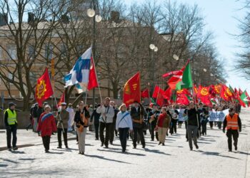 Vappumarssijat Helsingin Unioninkadulla.
