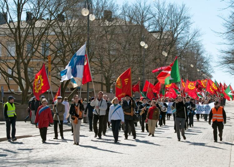 Vappumarssijat Helsingin Unioninkadulla.