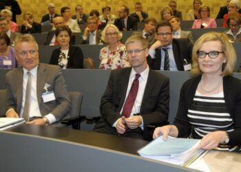 Sosiaali- ja terveysministeri Paula Risikko (oik.), kansanedustaja Sampsa Kataja ja professori Markku Wilenius Keva-päivillä Helsingissä keskiviikkona.