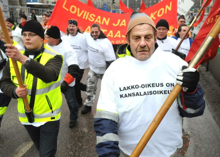 Työnantajilla on kovat piipussa ILOn kongressissa Genevessä. He kyseenalaistivat yllättäen lakko-oikeuden. Kuva AKT:n ahtaajien mielenosoituksesta toukokuulta 2010.