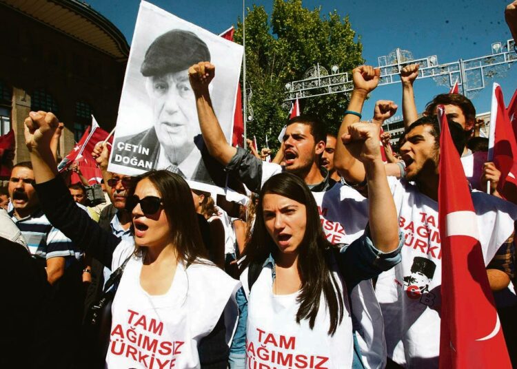 Sotilaskaappauksen suunnittelusta tuomittuja puolustanut mielenosoitus lauantaina Ankarassa.