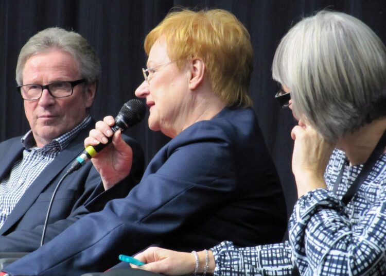Presidentti Tarja Halosta haastateltiin Helsingin kirjamessuilla Hannu Lehtilän Halosesta kertovan kirjan johdosta.