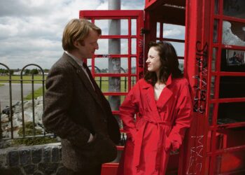 Ilmiantajan etsintää IRA:n sisällä poliittisessa jännitysdraamassa Shadow Dancer. Kuvassa David Wilmot ja pääosan Andrea Riseborough.