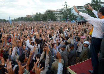Kambodžassa kiistellään edelleen heinäkuun lopun vaalien tuloksista. Kuvassa oppositiojohtaja Sam Rainsy puhumassa opposition protestikokouksessa.