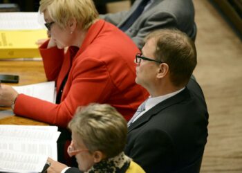 Keskustan kansanedustajat Anu Vehviläinen, Juha Sipilä ja Inkeri Kerola (edessä) budjetin lähetekeskustelussa tiistaina.
