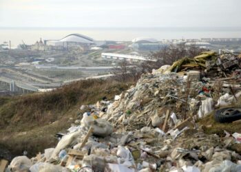 Sotšin kisojen olympiapuisto kaatopaikan takaa nähtynä.