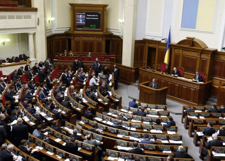 Ukrainan parlamentti päätti torstaina äänin 262–0 perustaa 60 000 vapaaehtoisesta koostuvan kansalliskaartin Venäjän uhkaa vastaan.