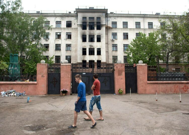 Perjantaisen tulipalon jäljet näkyvät Odessan ammattiliittojen talon julkisivussa.