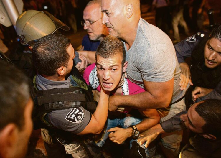 Poliiseja pidättämässä heinäkuun 19. päivän sodanvastaisen mielenosoituksen osanottajia Haifassa.