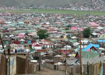 Mongolian pääkaupungin Ulaanbaatarin laitamilla avautuu vähävaraisten asuinalueita.