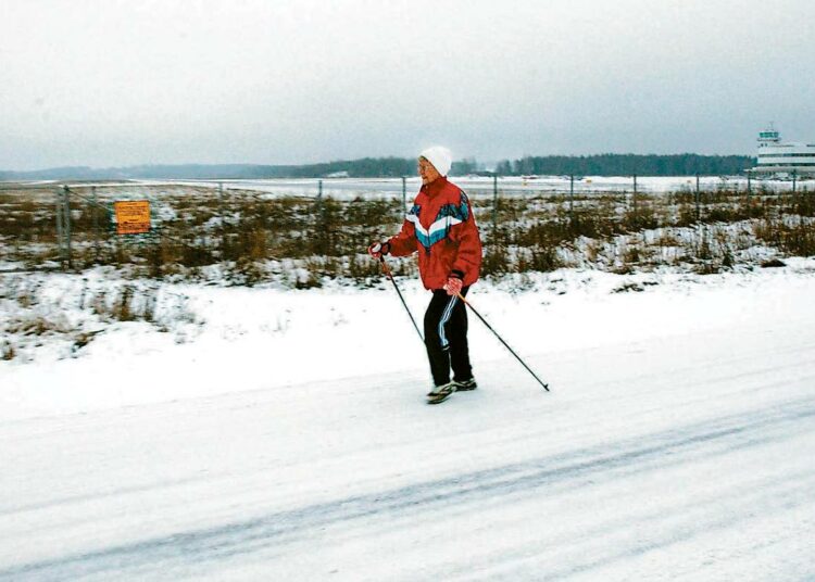 Lentoaseman ympäri kulkee suosittu ulkoilureitti. Kuva on vuodelta 2004.