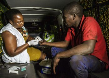 Rekkakuskille tehdään hiv-testiä Mosambikin Beirassa.