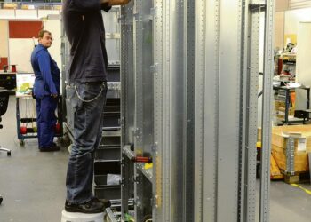 Konkreettisimmat toimenpide-ehdotukset löytyvät vasemmistoliitolta ja kokoomukselta, joskin niiden vaikutukset työntekijän asemaan eroavat jyrkästi toisistaan. Kuva ABB:n tehtaalta Helsingin Pitäjänmäestä.