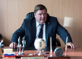 Roman Madjanov paahtaa täysillä pohjoisen pikkukaupungin korruptoituneena napamiehenä.