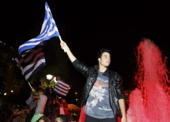 Kreikkalaiset juhlivat äänestystulosta sunnuntai-iltana.