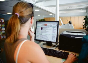 Asiakas etsi töitä päätteeltä Helsingin työ- ja elinkeinotoimiston Kampin toimipisteessä viime talvena.