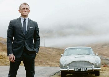 Terrorihyökkays M16-päämajaa kohtaan käynnistää tehtävän, jonka Bond (Daniel Craig) aloittaa jäljittämällä kyberterroristi Silvaa.