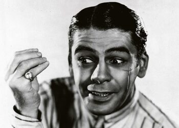 Arpinaama on gangsterielokuvan raju klassikko rikollisen henkivartijasta (Paul Muni), joka raivaa omaa tietään alamaailman huipulle Chicagossa.