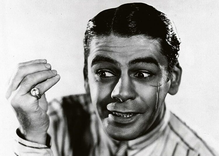Arpinaama on gangsterielokuvan raju klassikko rikollisen henkivartijasta (Paul Muni), joka raivaa omaa tietään alamaailman huipulle Chicagossa.