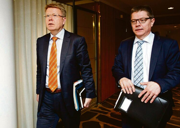 Kuntatyönantajien työmarkkinajohtaja Markku Jalonen (oik.) ja EK:n toimitusjohtaja Jyrki Häkämies poistuivat yhteiskuntasopimusneuvotteluista EK:n tiloista Etelärannasta marraskuun viimeisenä päivänä.